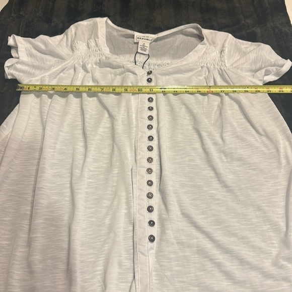NWT For The Republic short sleeve white blouse w tortoiseshell buttons high low - Picture 4 of 9
